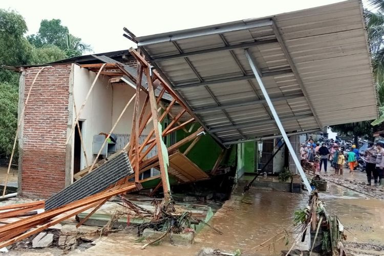 Sebuah rumah di Desa Rawaheng, Kecamatan Wangon, Kabupaten Banyumas, Jawa Tengah, rusak akibat diterjang banjir, Jumat (18/3/2022).