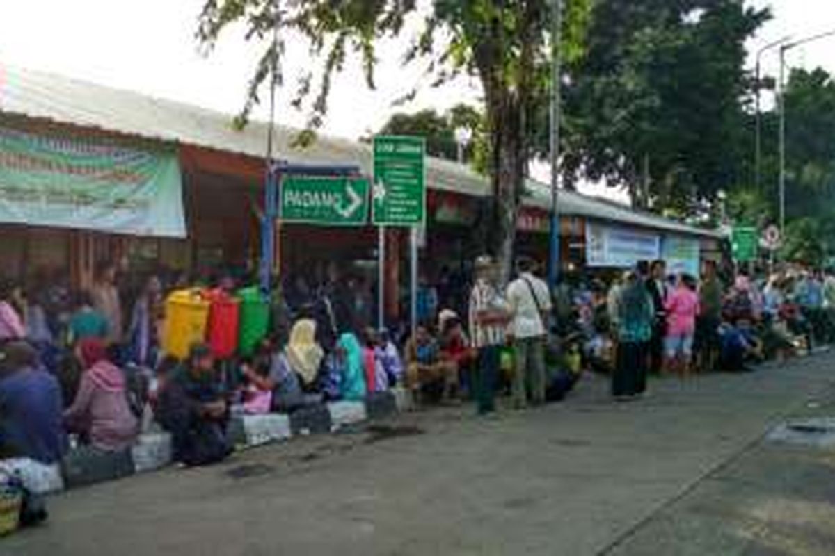 Pemudik menunggu keberangkatan bus di sekitar loket pembelian tiket di Terminal Kalideres, Jakarta Barat, Kamis (30/6/2016).