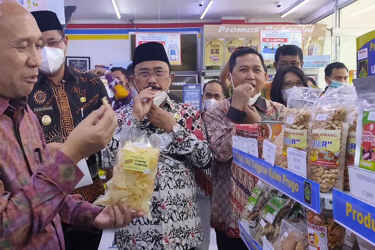 Menteri Koperasi dan UKM, Teten Masduki, Bupati Kulon Progo, Sutedjo dan Wakil Bupati Fajar Gegana mencicip produk UMKM yang dijual di gerai Tomira, Jumat (28/5/2021).