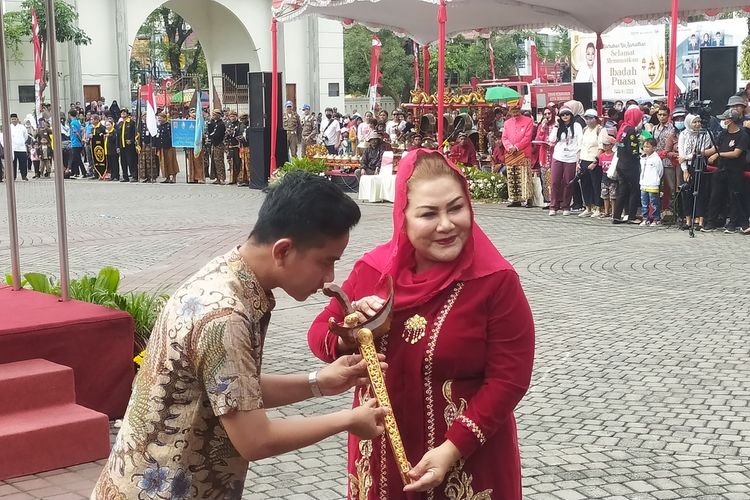 Wali Kota Solo Gibran Rakbuming Raka memberikan keris kepada Wali Kota Semarang Hevearita Gunaryanti Rahayu