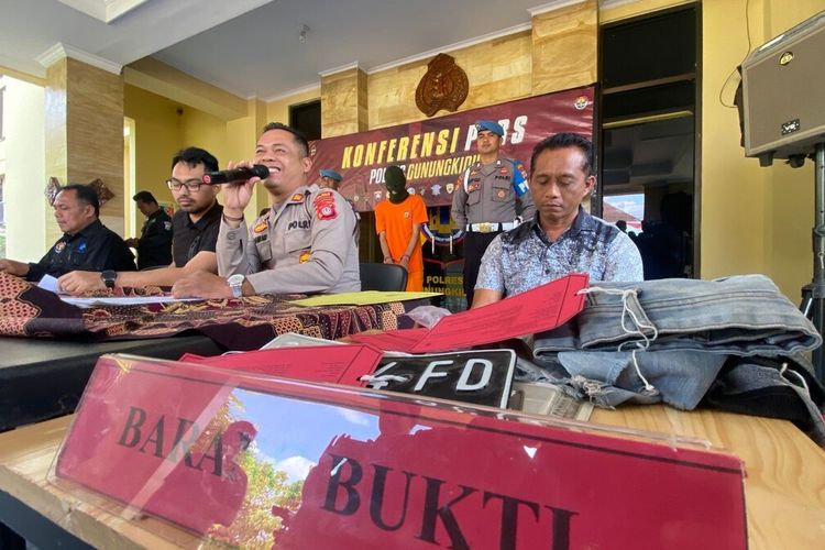 Kapolsek Tanjungsari AKP Wawan Anggoro saat menunjukkan barang bukti pencurian sepeda motor di Mapolres Gunungkidul. Jumat (15/9/2023)
