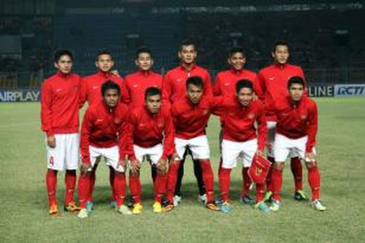 Pemain Indonesia melakukan sesi foto sebelum pertandingan melawan Filipina pada laga Piala AFC U-19 di Stadion Utama Gelora Bung Karno, Jakarta, Kamis (10/10/2013). Timnas Indonesia bersama Korea Selatan, Laos dan Filipina tergabung dalam Grup G babak penyisihan Piala AFC U-19 yang diselenggarakan di Indonesia. (TRIBUNNEWS/DANY PERMANA)