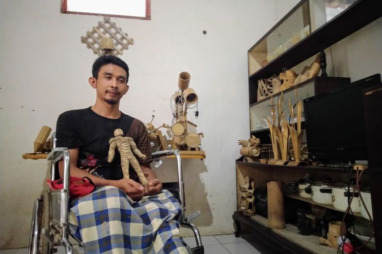 Sukardi, sosok disabilitas yang menekuni usaha pembuatan kerajinan dari bambu. Bersama istrinya, dia tinggal di Dusun Kayen, Desa Kayangan, Kecamatan Diwek, Kabupaten Jombang, Jawa Timur.