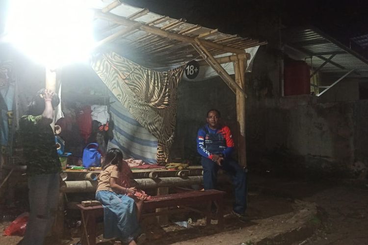 Poskamling yang menjadi tempat tinggal dua anak di Jember karena tidak memiliki rumah 