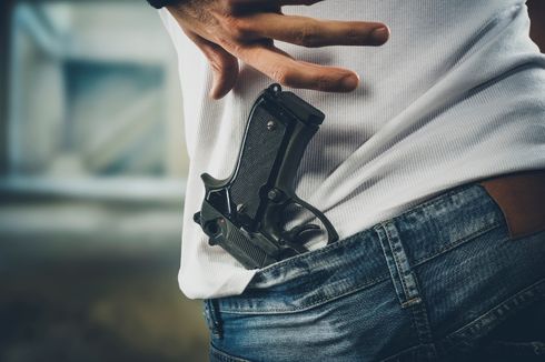 Cekcok Usai Senggolan, Pengemudi Mobil Menodong Pistol ke Tukang Galon