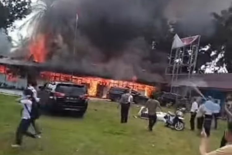 Potongan gambar gedung KPU Labura terbakar, diduga karena korsleting, Senin (24/6/2024)