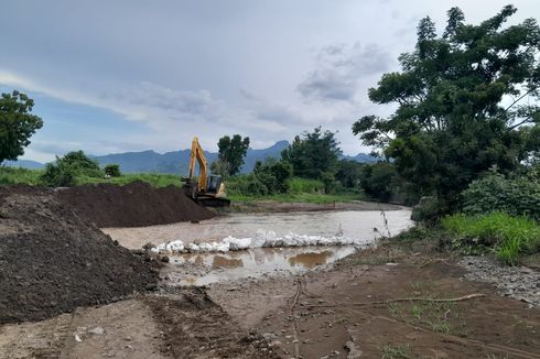 Bantaran Sungai Avour di Situbondo yang Jebol akibat Banjir Mulai Diperbaiki