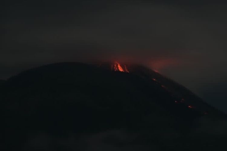 Gunung Ile Lewotolok Meletus 59 Kali, Disertai Lontaran Lava Pijar Sejauh 500 Meter