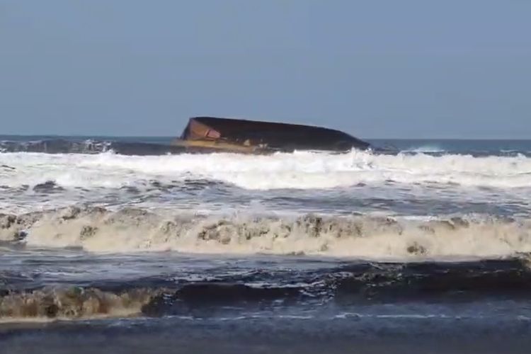 DLH Jabar Uji Sampel Air Laut di Sekitar Tongkang Batu Bara, Hasil Laboratorium Tunggu 14 Hari
