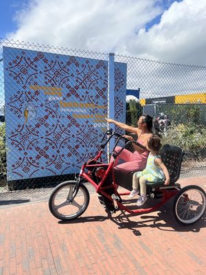 Mural di Wales yang terinspirasi wastra Nusantara, karya kolaborasi seniman disabilitas Inggris dan Indonesia