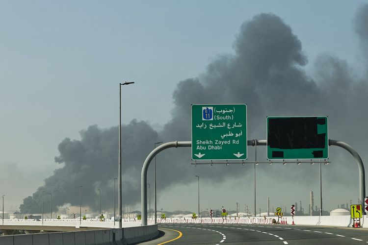 Asap membubung dari pelabuhan Jebel Ali setelah serangan Iran di Dubai, Uni Emirat Arab, Minggu (1/3/2026). Rentetan serangan Iran ke pangkalan-pangkalan militer AS di negara Teluk terus meningkat setelah kematian Pemimpin Tertinggi Ayatollah Ali Khamenei.