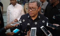 Aher Bagi-bagi Uang Bansos