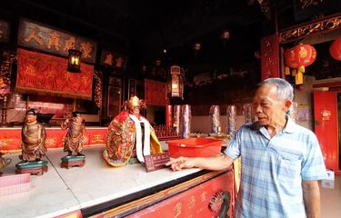 Pengurus Tempat Ibadah Tri Dharma (TITD) Ling Gwan Kiong melakukan persiapan menjelang Imlek 2023, Selasa (17/1/2023).