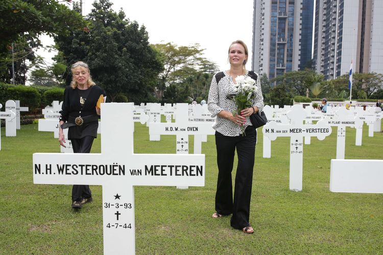 Warga Belanda meletakkan karangan bunga saat peringatan Hari Pahlawan, Dodenherdenking di Ereveld Menteng Pulo, Jakarta, Kamis (4/5/2023). Acara ini untuk mengingat dan menghormati mereka yang kehilangan nyawa selama Perang Dunia II dan konflik lain sesudahnya.