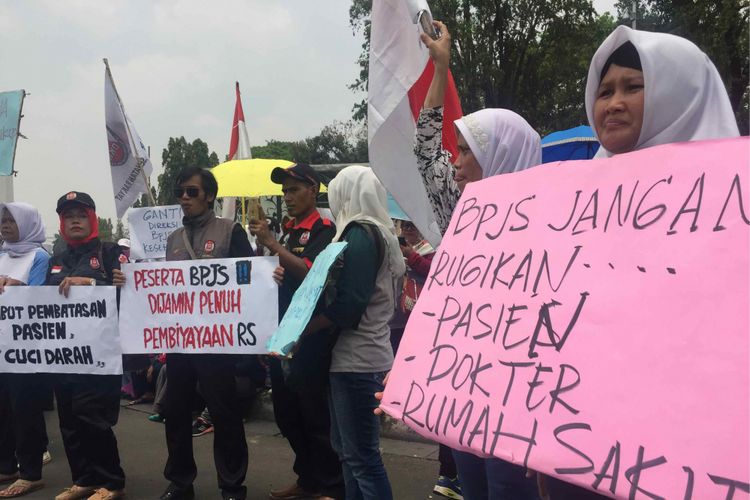 Puluhan masyarakat yang menamakan diri sebagai Dewan Kesehatan Rakyat (DKR) menggelar aksi di depan Istana Negara, Jalan Medan Merdeka Utara, Jakarta Pusat. Aksi tersebut meminta Presiden Joko Widodo mencabut peraturan BJPS Kesehatan yang dinilai merugikan masyarakat, Rabu (12/9/2018). 