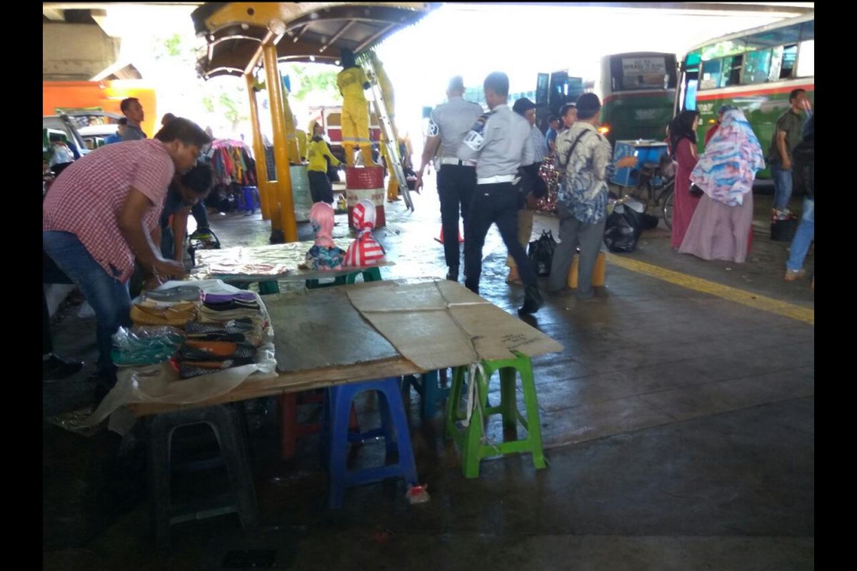 PKL mulai memajangkan barang dagangannya di trotoar Pasar Tanah Abang.