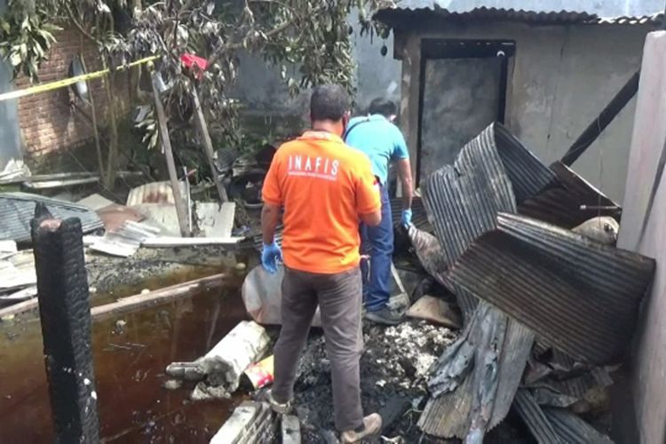 Rumah di Jalan Budi Utomo, Kelurahan Pekkabata, Kabupaten Polewali Mandar, Sulawesi Barat, yang terbakar pada Kamis (3/12/2020) dini hari.