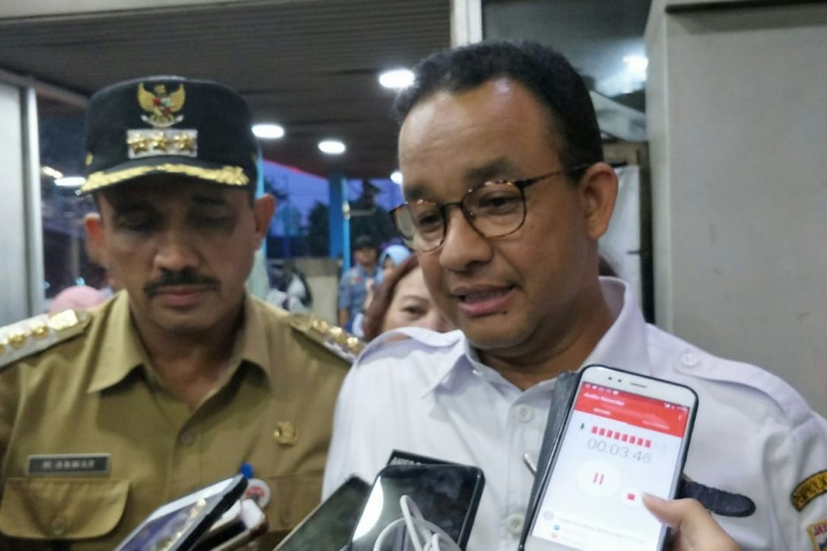 Gubernur DKI Jakarta Anies Baswedan di Halte PGC, Jakarta Timur, Senin (3/12/2018).