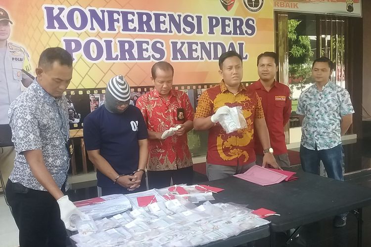 Tersangka penggelapan barang pegadaian cabang Kendal, Sup (47) saat dimintai keterangan petugas, jumat (24/5/2019). 