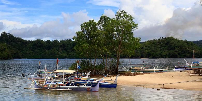 Salah satu sudut pantai di Pulau Batuwinkung, Sangihe, Sulut.