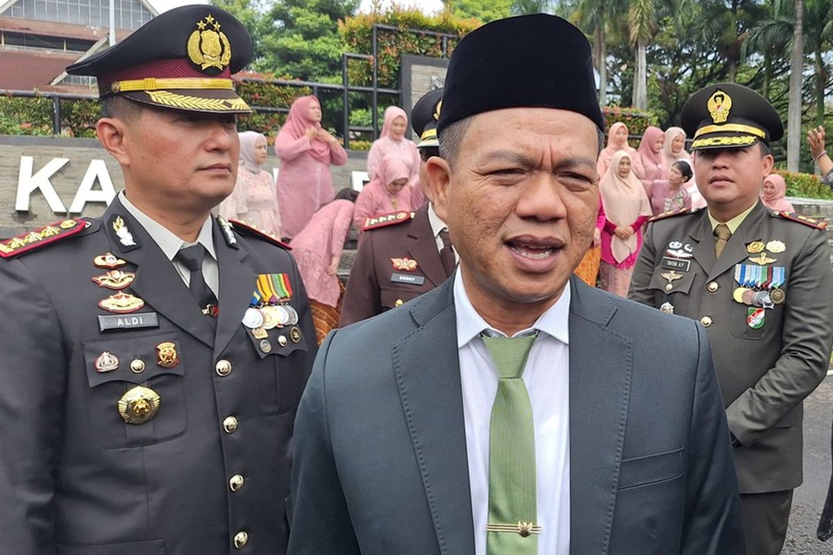 Bupati Bandung Dadang Supriatna saat melakukan wawancara di Soreang, Kabupaten Bandung, Jawa Barat, Jumat (18/7/2024)