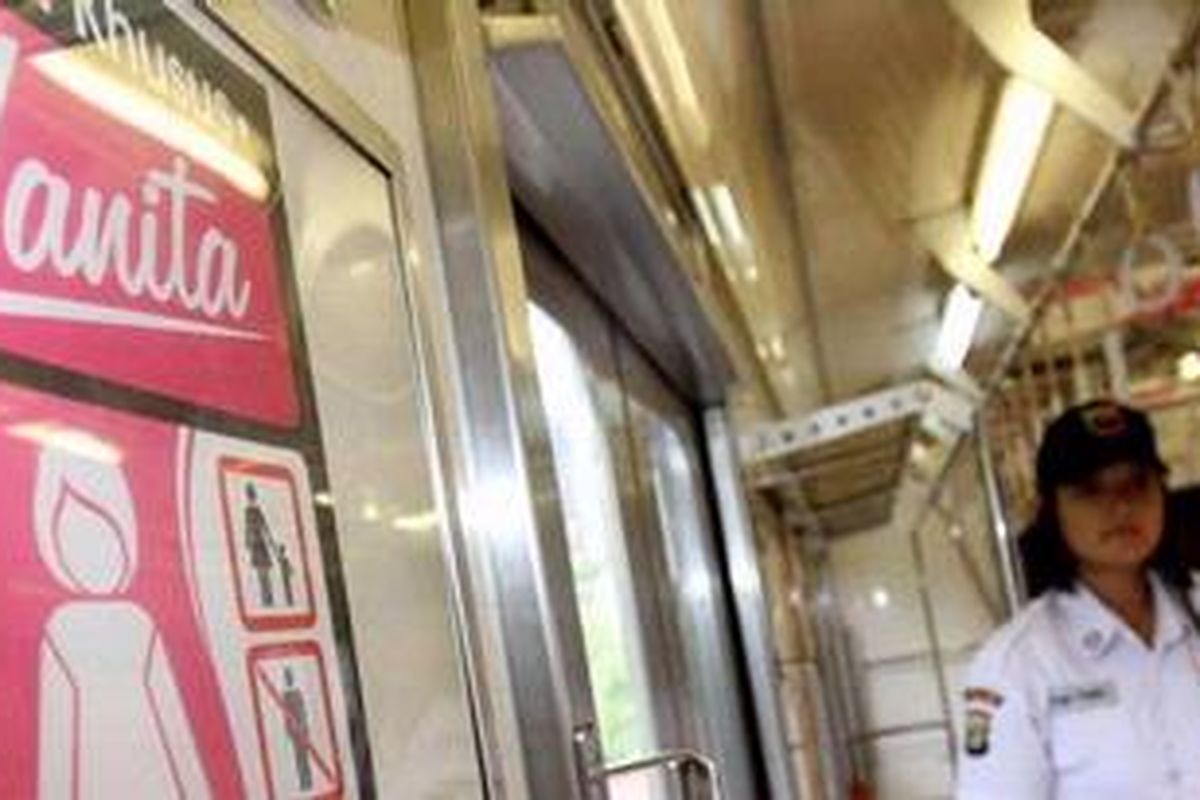 Petugas wanita yang menjaga kereta khusus wanita (KKW) saat peluncuran KRL seri 7000, di Depo Depok, Jawa Barat, Kamis (19/8/2010). KKW ini disediakan khusus untuk wanita dan anak-anak untuk memberi kenyamanan dan mencegah adanya tindakan pelecehan seksual. Sementara KKW ini diberlakukan untuk rangkaian KRL Ekonomi AC dan KRL Ekspres. 