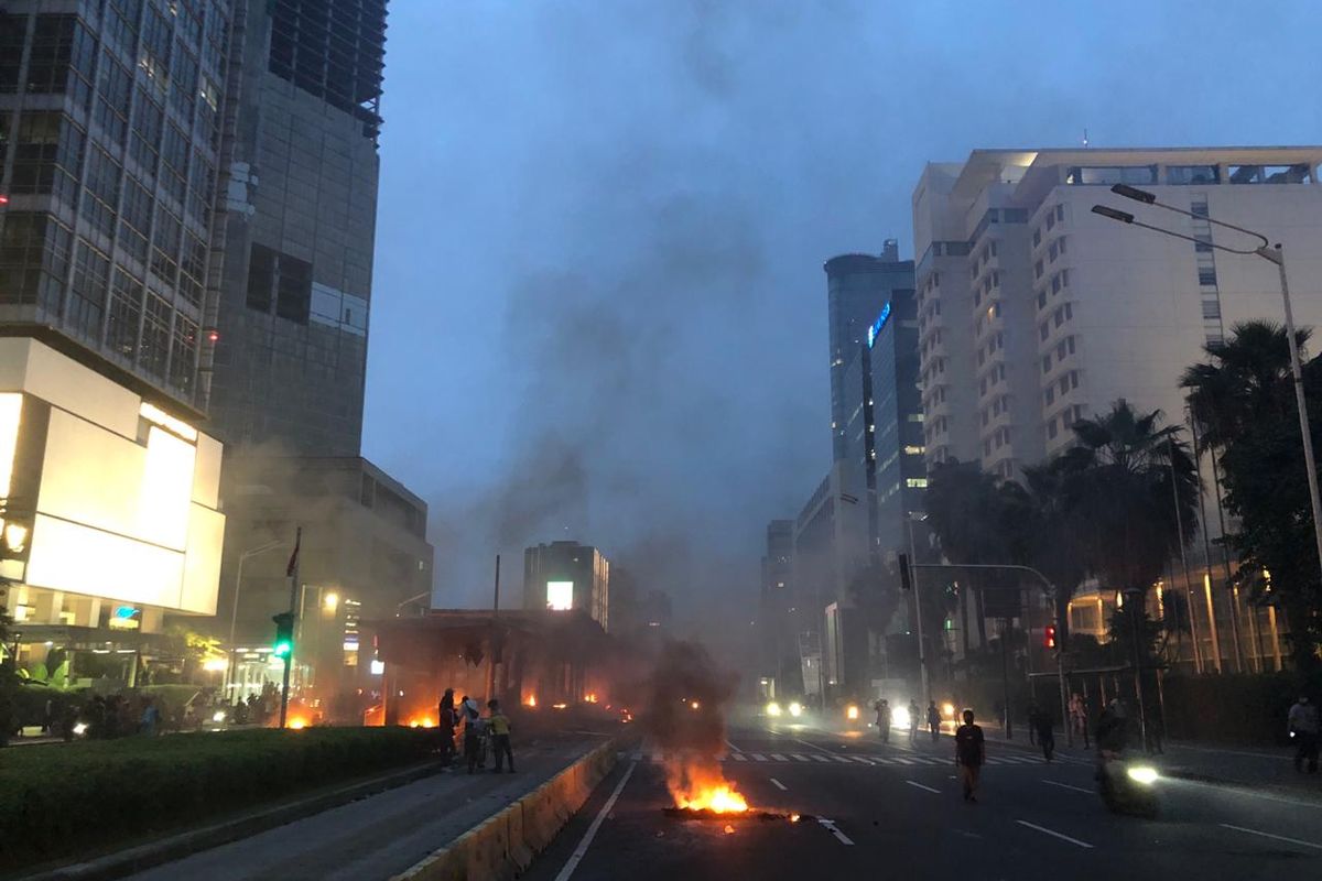 Shelter Transjakarta yang terletak di Jalan M.H Thamrin, tepatnya di depan  Pullman Hotel, Jakarta Pusat, Kamis (8/10/2020) sore, dibakar massa.