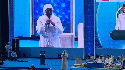 Di Acara Isra Miraj, Khofifah Doakan Prabowo-Gibran Menang Sekali Putaran