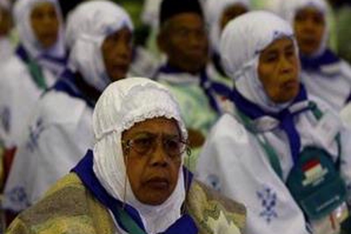 Calon haji kloter pertama embarkasi Jakarta menunggu keberangkatan di Terminal Haji, Bandara Sukarno Hatta, Jakarta, Rabu (5/11). Sebayak 210.000 jemaah haji 2008 diberangkatkan menggunakan pesawat Garuda Indonesia dan Saudi Arabian Airlines dalam 497 kloter selama 28 hari. 