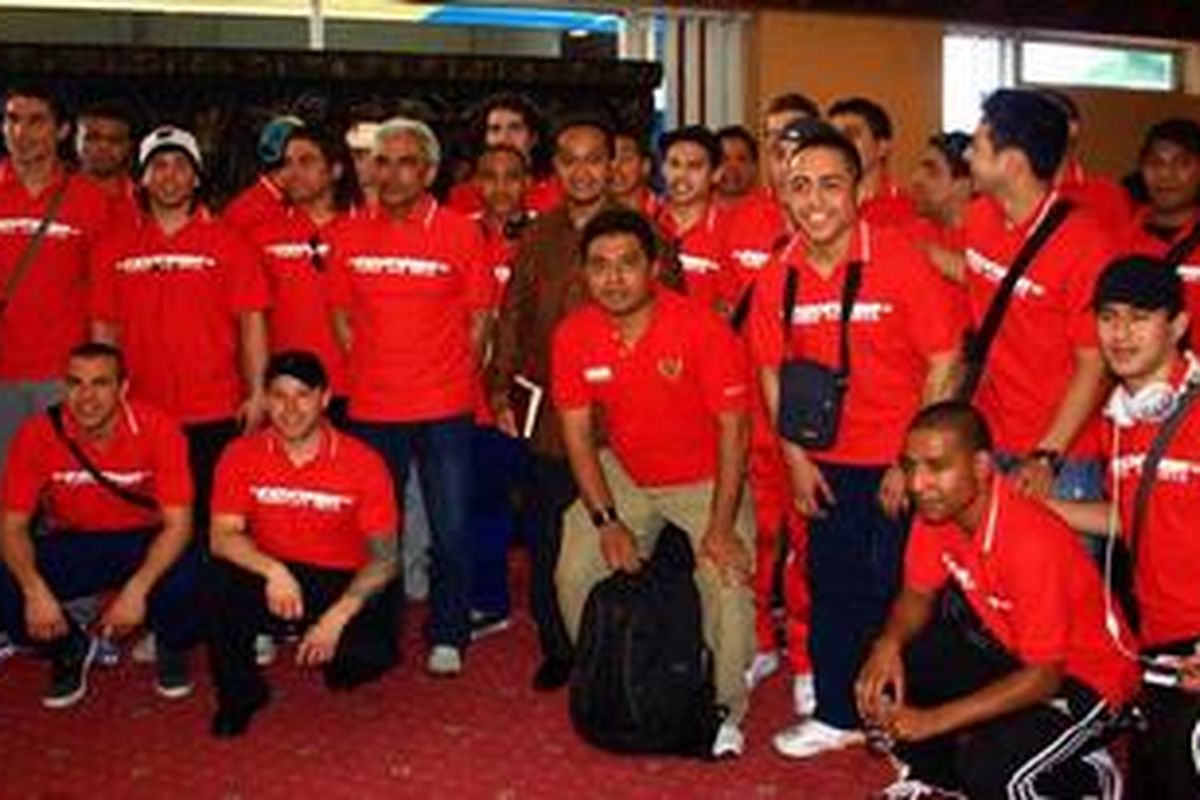 Para anggota De Jong Indonesian saat disambut Velix Wanggai, Staf Khusus Presiden RI Bidang Pembangunan Daerah dan Otonomi Daerah di Bandara Soekarno-Hatta, Minggu (13/3/2011).