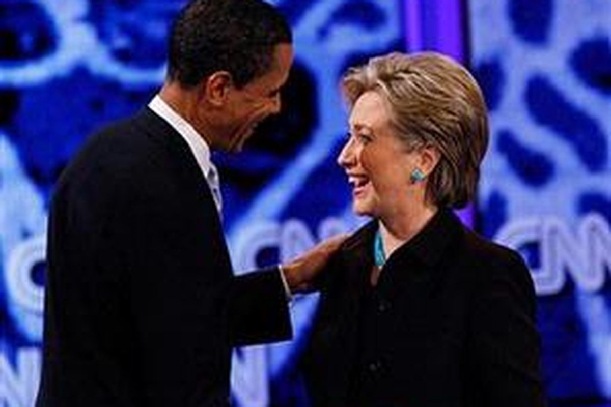 Dua kandidat terkuat Partai Demokrat Barack Obama dan Hillary Clinton tampak akrab saat debat satu lawan satu di Kodak Theater Los Angeles, Kamis (31/1) waktu setempat. 