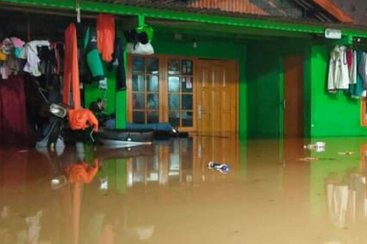 Banjir dengan ketinggian 40 sampai 60 sentimeter terjadi di perkampungan Hongkongbeng Jalan Kemang X, Kelurahan Bangka, Kecamatan Mampang Prapatan, Jakarta Selatan, Senin (5/10/2020). 