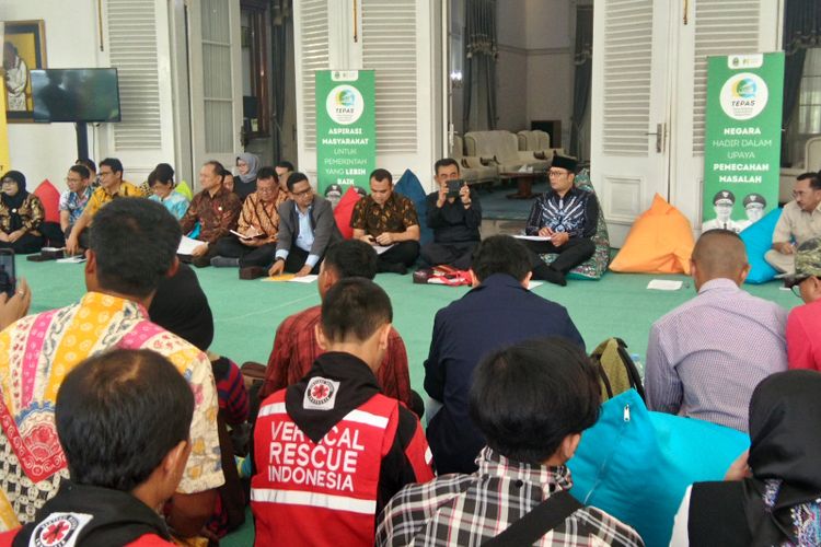 Gubernur Jawa Barat Ridwan Kamil saat menerima curhatan warga korban bencana di Jabar dalam agenda Temu Pimpinan untuk Aspirasi Masyarakat (Tepas), di Gedung Pakuan, Jalan Cicendo, Kamis (14/2/2019). 