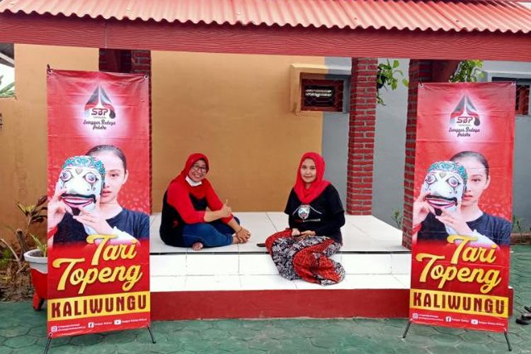 Windy Meiliyah (kanan) generasi ketiga penjaga keaslian Tari Topeng Kaliwungu 