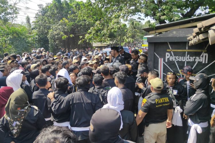 Ratusan massa anggota PSHT Jember saat menolak pembongkaran tugu di Desa Pakusari