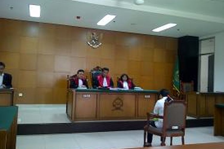 Tini, pembantu pemutilasi istri di Tol Cikampek, divonis 14 tahun penjara, Kamis (26/9/2013). Vonis tersebut lebih rendah dari tuntutan Jaksa Penuntut Umum atau JPU, yaitu 18 tahun penjara.