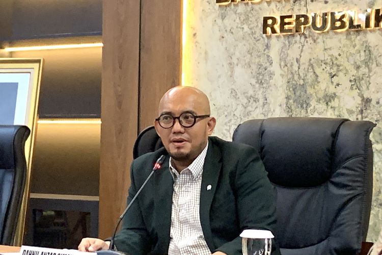 Wakil Menteri Haji dan Umrah Dahnil Anzar Simanjuntak. Sebelumnya, Dahnil adalah Wakil Kepala Badan Penyelenggara Haji (BP Haji) RI. Dahnil saat konferensi pers kepulangan jemaah haji 2025, di Kantor BP Haji, Thamrin, Jakarta Pusat, Rabu (11/6/2025) malam.