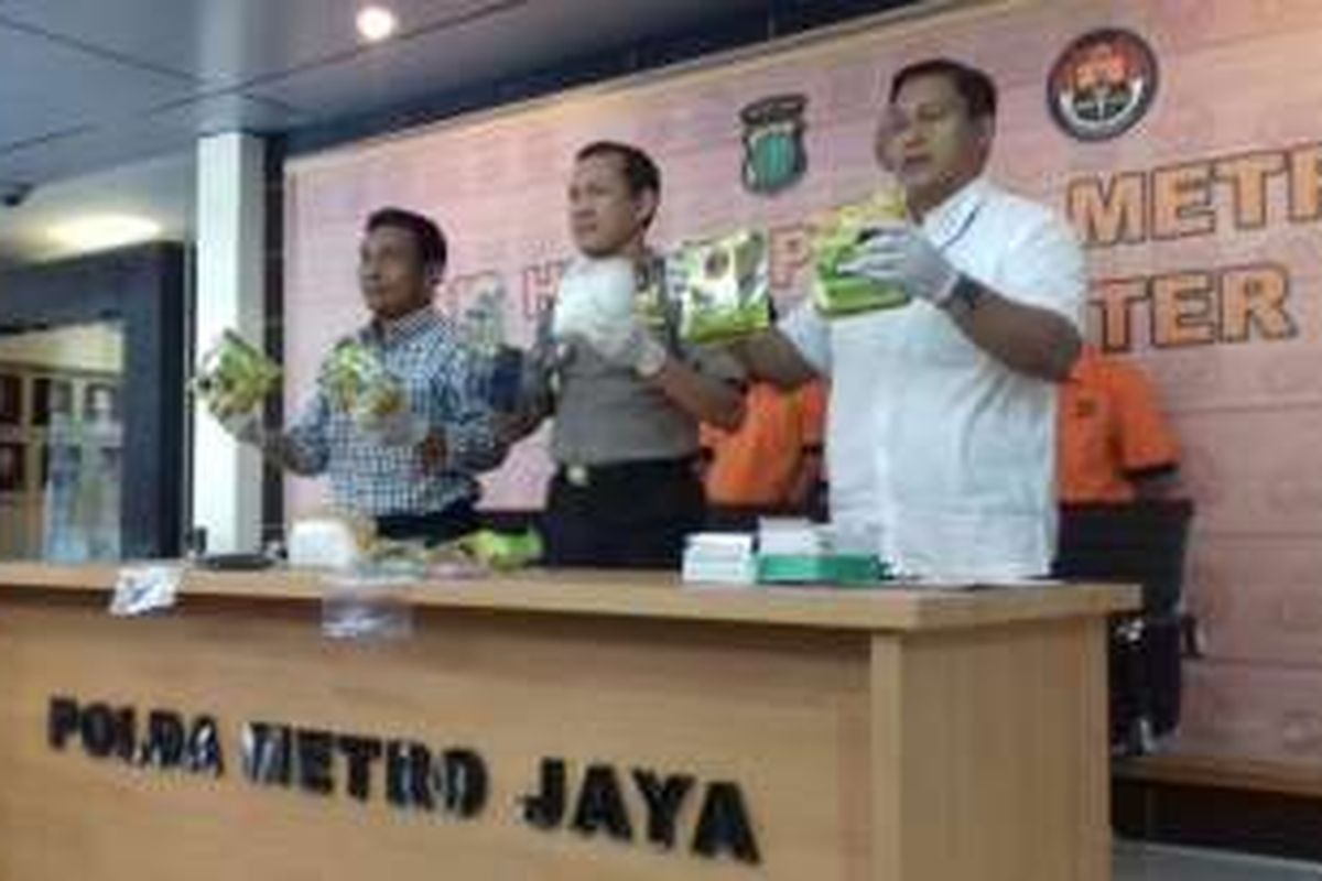 Direktur Narkoba Polda Metro Jaya Kombes Jhon Turman Panjaitan dan Kabid Humas Polda Metro Jaya Kombes Awi Setiyono dalam pers rilis penangkapan sindikat narkoba di Mapolda Metro Jaya, Selasa (16/8/2016).