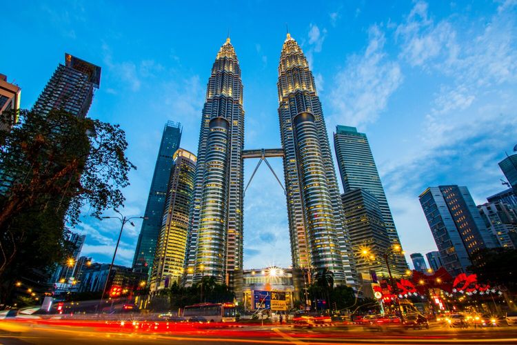 Menara Kembar Petronas, salah satu bangunan ikonis di Kuala Lumpur, Malaysia.