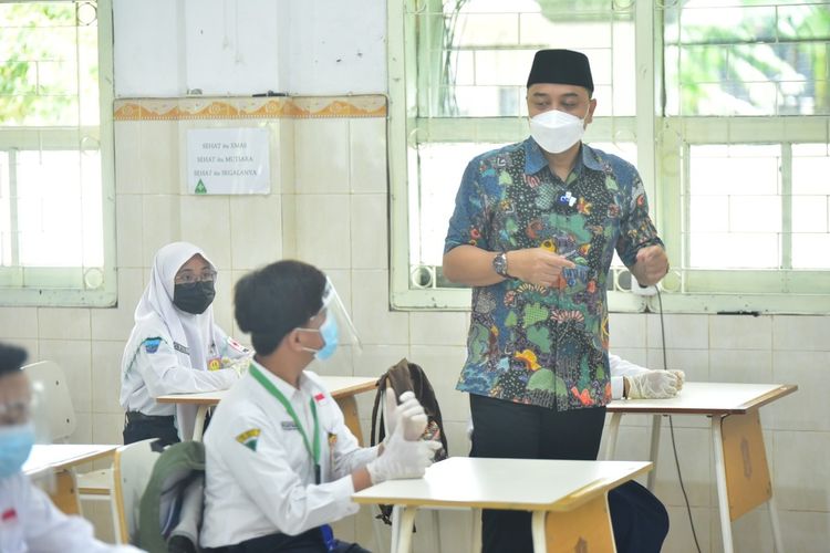Wali Kota Surabaya Eri Cahyadi saat meninjau pembelajaran tatap muka di salah satu sekolah negeri di Surabaya.