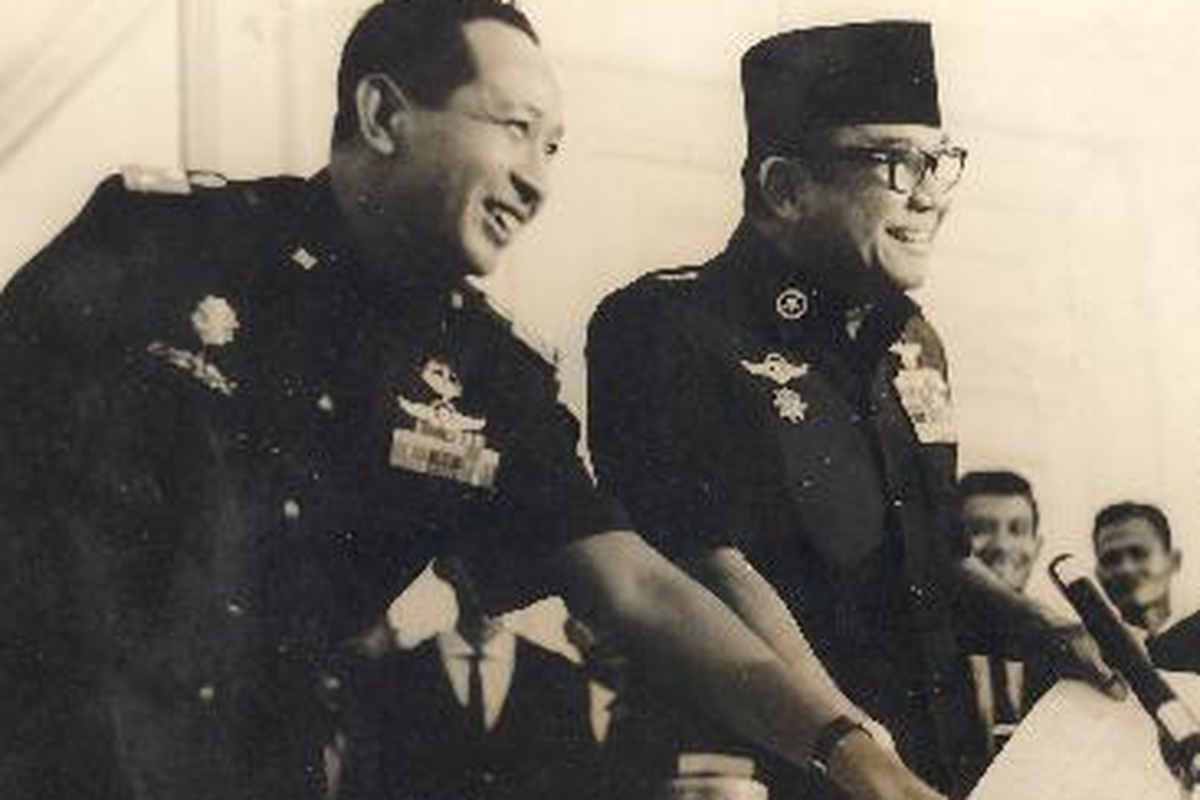 Soeharto (kiri) dan Soekarno (kanan)