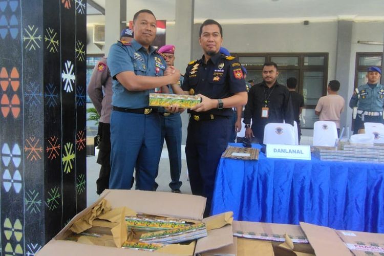 Pangkalan TNI Angkatan Laut (Lanal) Labuan Bajo di Kabupaten Manggarai Barat, NTT, menyita 101.600 bungkus rokok ilegal yang diangkut dari Surabaya, menggunakan truk ekspedisi di Pelabuhan Multipurpose, Rabu (27/3/2024) malam.