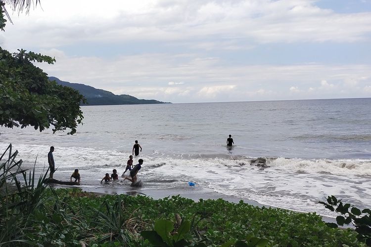 Pantai Cepi Watu, Desa Nanga Labang, Kecamatan Borong, Manggarai Timur, NTT, Selasa, (3/5/2022) dipadati wisatawan lokal saat Liburan Idul Fitri hari kedua. (KOMPAS.com/MARKUS MAKUR)