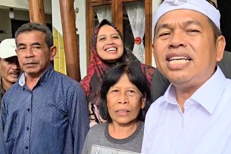 Gubernur Jawa Barat, Dedi Mulyadi, saat mengunjungi kampung toleransi, Dusun Susuru, Desa Kertajaya, Kabupaten Ciamis, pada Kamis (12/6/2025).