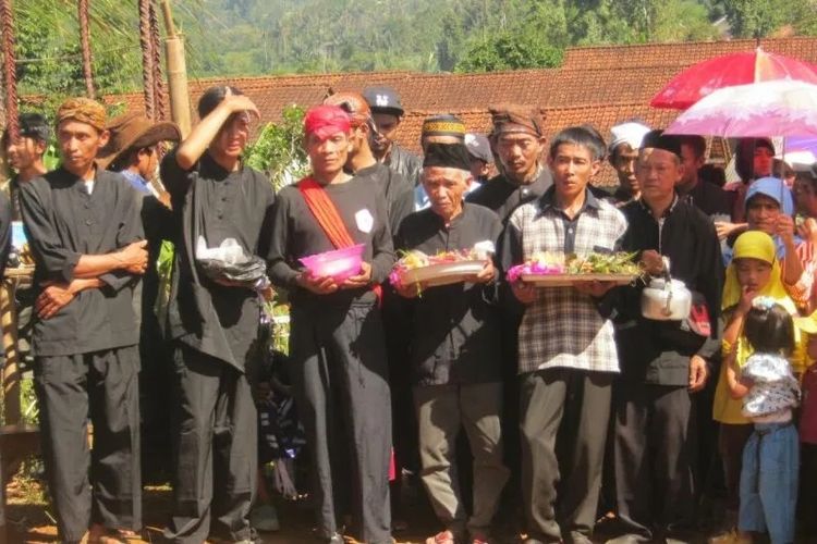 Tradisi lokal mandi besar Kuramasan di kampung adat Miduana, Desa Balegede, Kabupaten Cianjur, Jawa Barat.