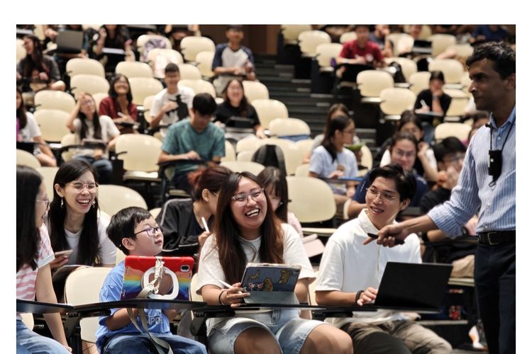 Theodore Kwan, anak berusia 7 tahun dengan IQ 154 ikut kuliah kelas kimia dasar di NTU. 