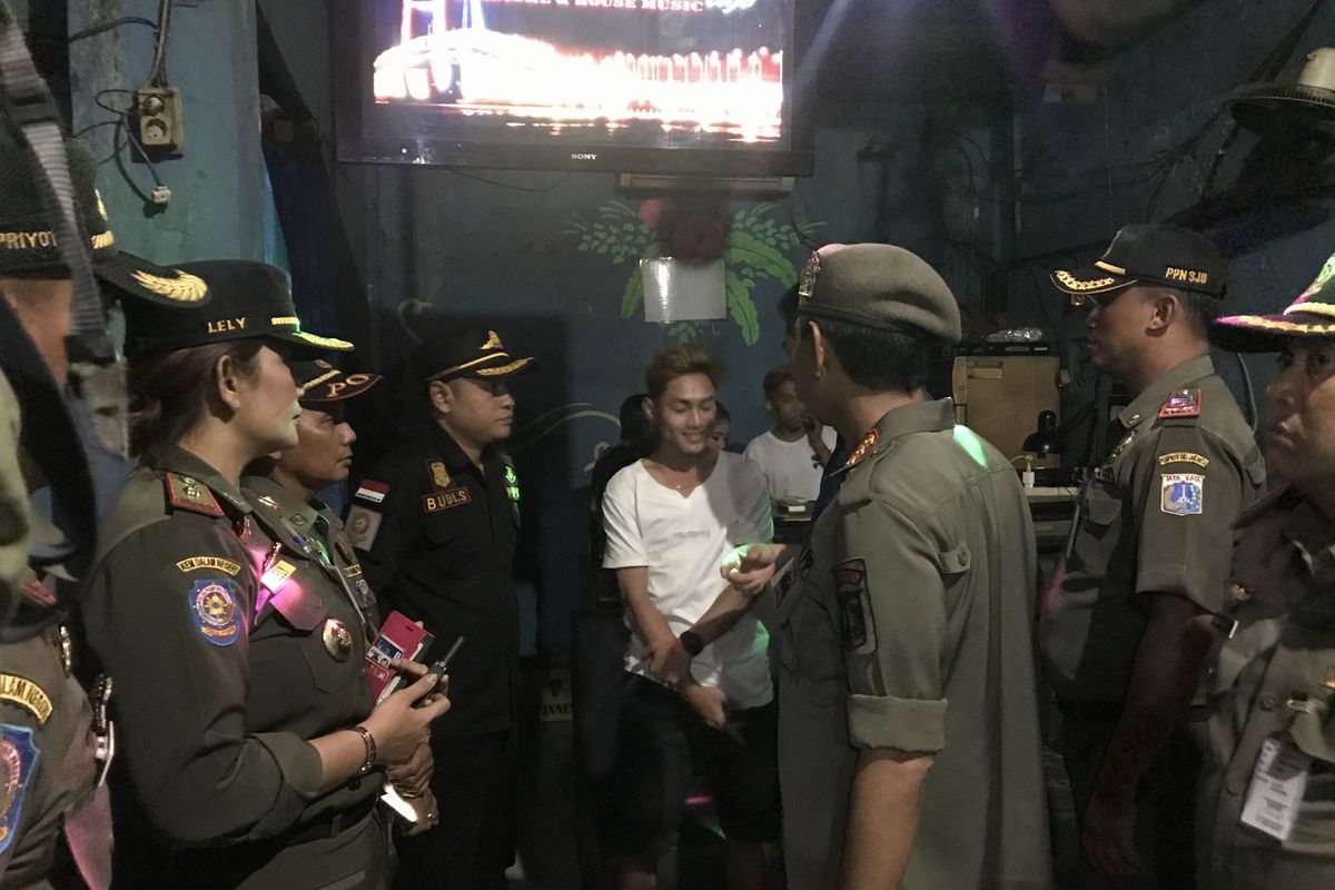 Para petugas Suku Dinas Pariwisata dan Kebudayaan bersama Satpol PP Jakarta Utara mendatangi sejumlah tempat hiburan malam di kawasan Koja dan Tanjung Priok, Jakarta Utara, Kamis (9/5/2019) pukul 22.00 WIB. Dalam operasi tersebut ditemukan sejumlah tempat hiburan malam di wilayah Koja masih buka saat bulan Ramadhan. 