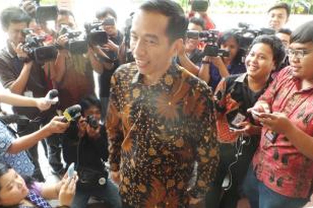 Gubernur DKI Jakarta Joko Widodo mengenakan kemeja batik dengan motif debyah khas Solo, Rabu (2/10/2013).