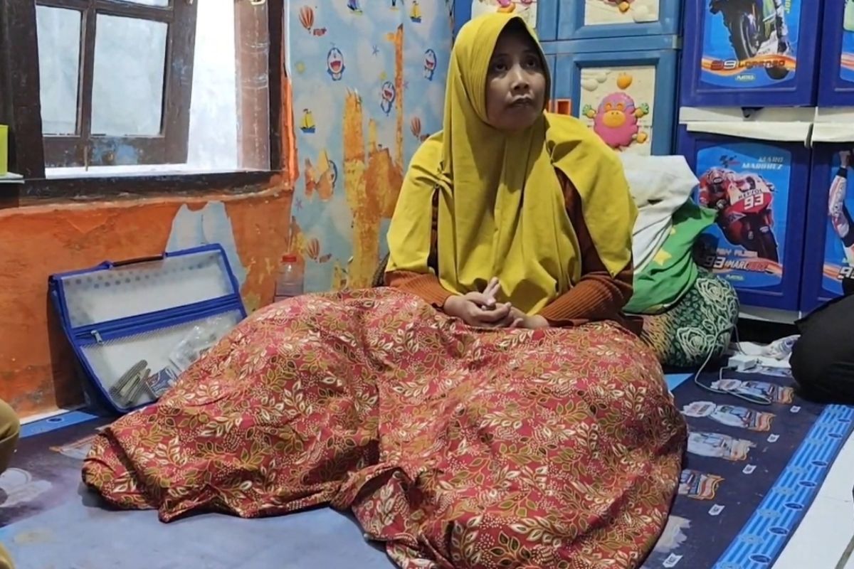 Misri (35) Eks Pekerja Migran Bahrain Warga Desa Sende Kecamatan Arjawinangun Kabupaten Cirebon Jawa Barat memberikan keterangan terkait sakit kaki gajah yang dialaminya kepada Kompas.com pada Selasa (22/9/2025) siang