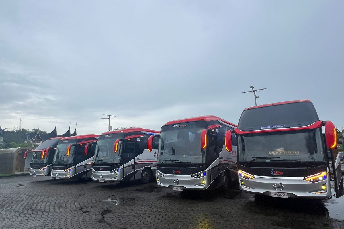 Bus AKAP baru PO MPM yang memakai bodi Legacy SR3 Panorama dari Karoseri Laksana dan sasis Hino R20 Air Suspension